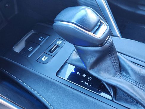 Used 2023 Toyota Venza Limited image 24