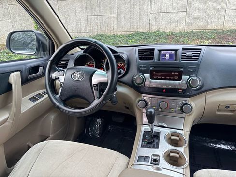 Used 2011 Toyota Highlander 2WD w/ Tech Pkg image 19