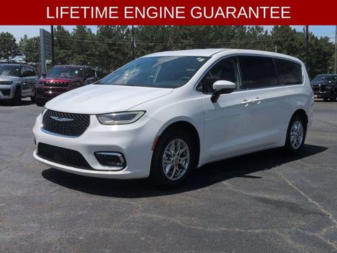 Used 2023 Chrysler Pacifica Touring-L FWD image 6
