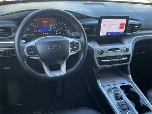 Used 2022 Ford Explorer XLT w/ Equipment Group 202A image 7