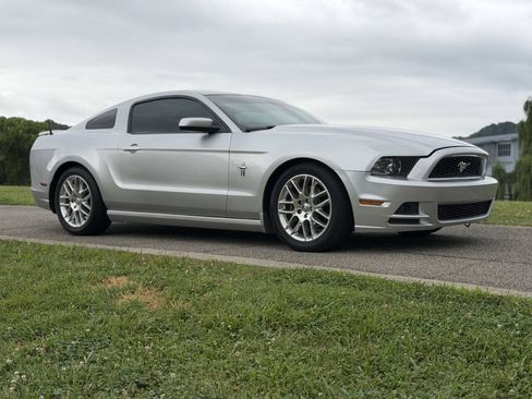 Used 2013 Ford Mustang Premium RWD image 8