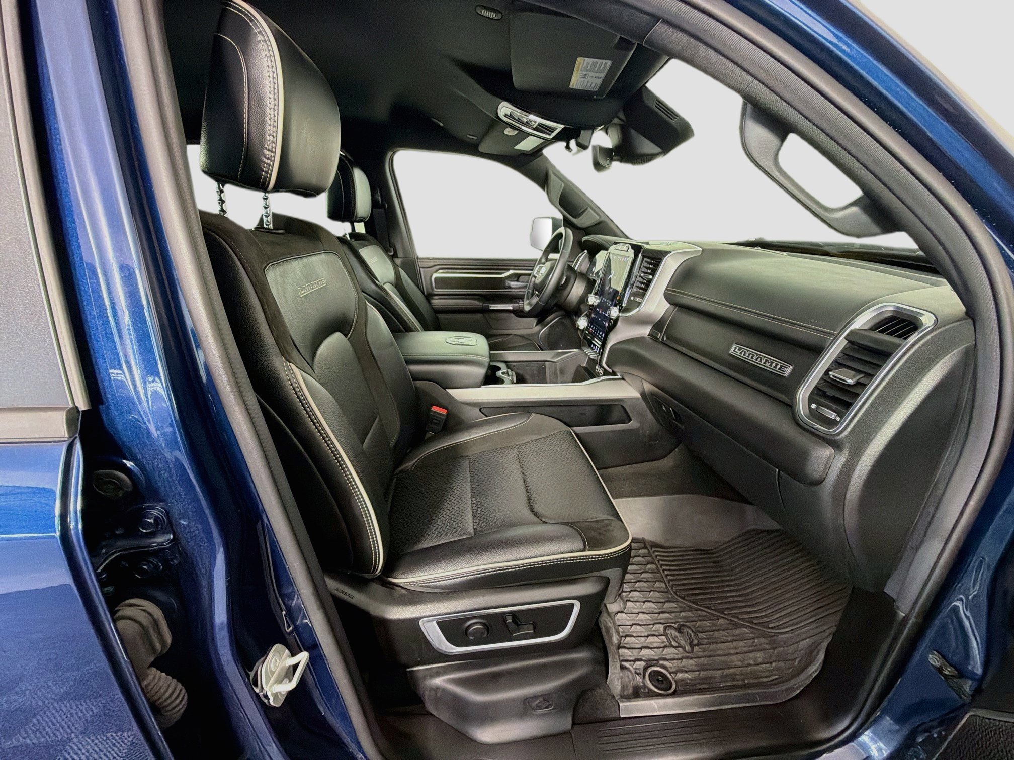 Used 2024 RAM 1500 Laramie AWD/4WD image 32