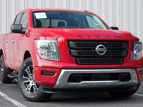 Used 2021 Nissan Titan SV w/ SV Convenience Package RWD image 2