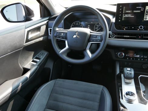Used 2025 Mitsubishi Outlander SE AWD/4WD image 9