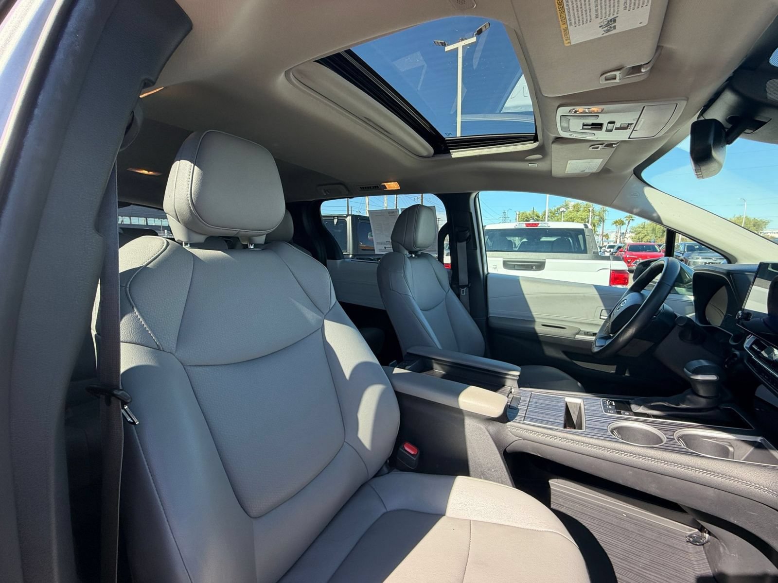 Used 2025 Toyota Sienna XLE FWD image 38