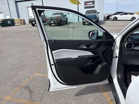 Used 2025 Chevrolet Trax LT w/ LT Convenience Package image 26