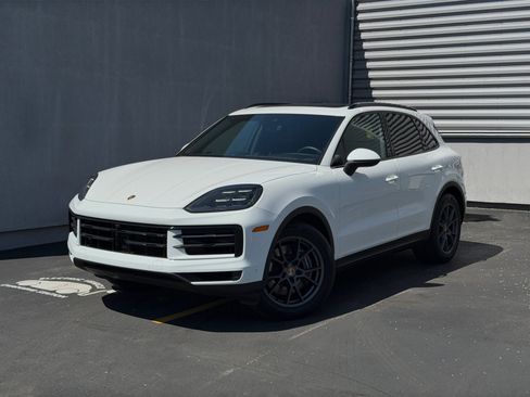 Certified 2025 Porsche Cayenne AWD/4WD image 1