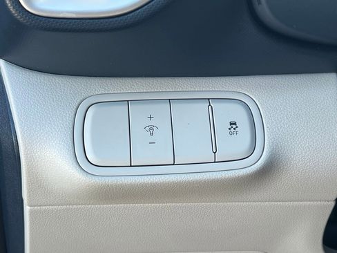 Used 2025 Hyundai Venue Limited image 25