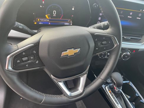 Used 2025 Chevrolet Trax LT w/ LT Convenience Package image 24