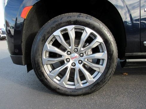 Used 2023 GMC Yukon XL Denali w/ Advanced Technology Package image 5