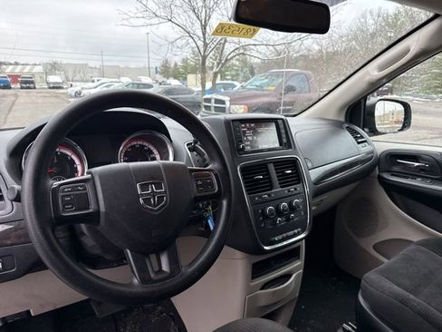 Used 2019 Dodge Grand Caravan SE w/ UConnect Hands-Free Group image 6