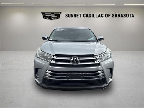 Used 2019 Toyota Highlander Limited FWD image 2
