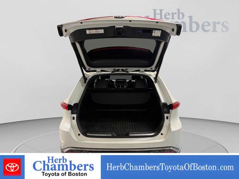 Used 2022 Toyota Venza XLE AWD/4WD image 4