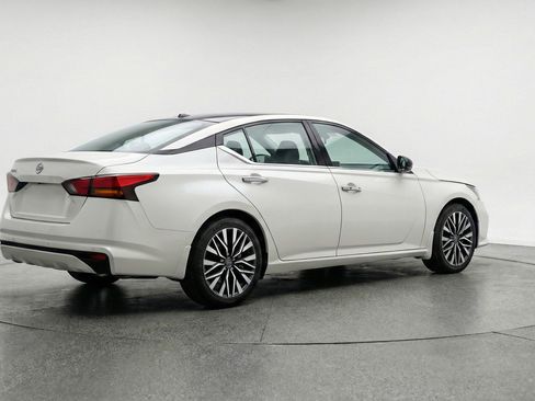 Used 2025 Nissan Altima 2.5 SV FWD image 9