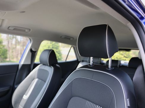 Used 2023 Hyundai Venue Limited image 9