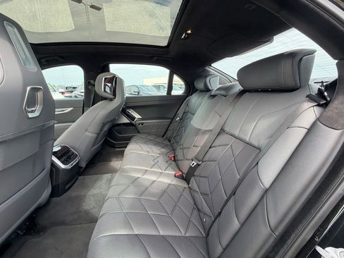 Used 2023 BMW 740i w/ Luxury Rear Seating Package RWD image 8