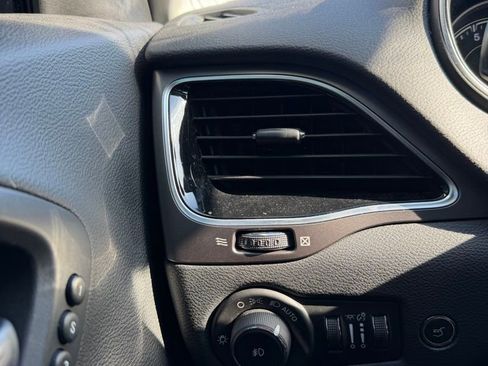 Used 2019 Jeep Cherokee Limited AWD/4WD image 20