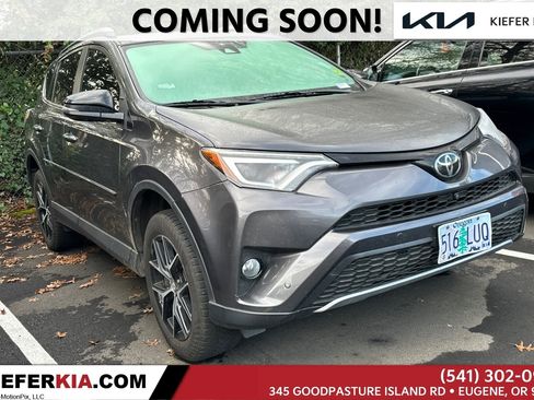 Used 2018 Toyota RAV4 SE image 1