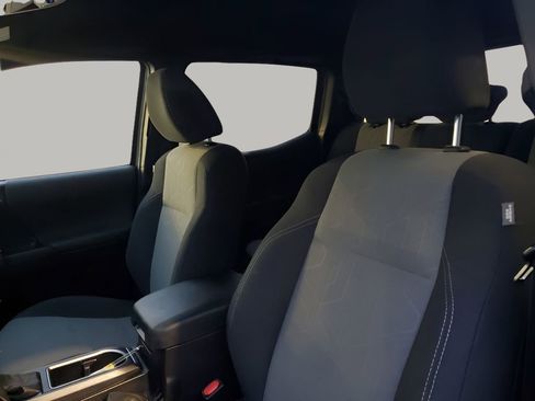 Used 2021 Toyota Tacoma TRD Sport w/ Technology Package image 30