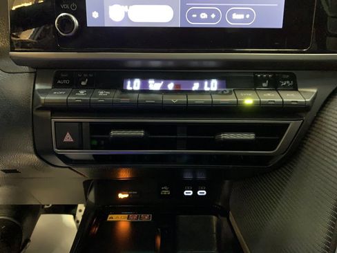 Used 2025 Toyota Camry SE w/ Convenience Package FWD image 24
