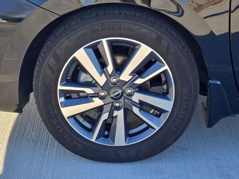 Used 2025 Nissan Versa SV w/ Trunk Package image 12