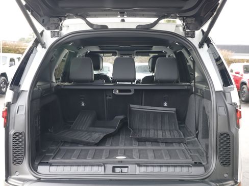 Certified 2025 Land Rover Discovery S image 16