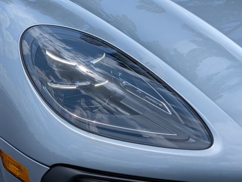 Certified 2022 Porsche Macan S AWD/4WD image 27