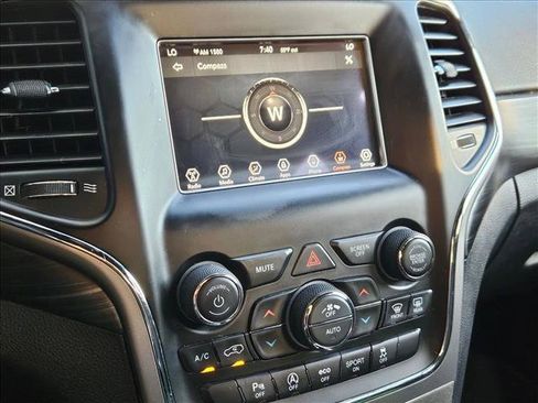 Used 2020 Jeep Grand Cherokee Laredo RWD image 8