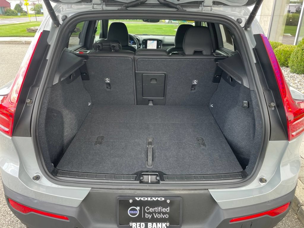Certified 2025 Volvo XC40 B5 Plus AWD/4WD image 12