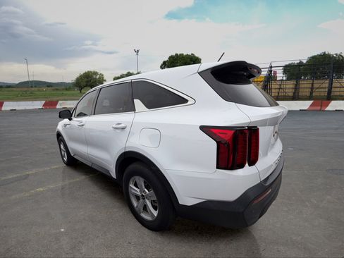Certified 2022 Kia Sorento LX FWD image 4