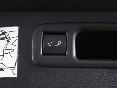 Used 2024 Toyota Highlander XLE AWD/4WD image 21