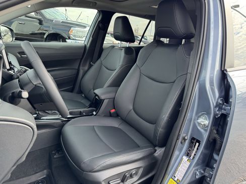 Used 2023 Toyota Corolla Cross XLE w/ Convenience Package image 25