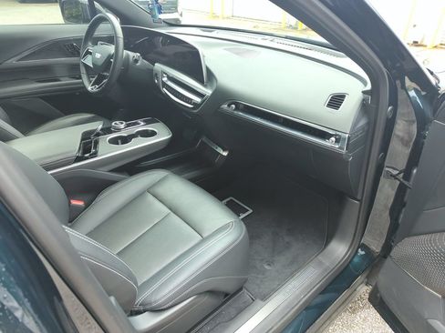 Used 2024 Cadillac Lyriq Sport AWD/4WD image 36
