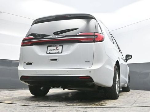 Used 2023 Chrysler Pacifica Touring-L image 29