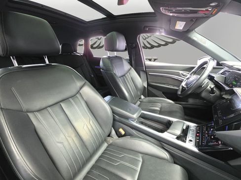 Used 2019 Audi e-tron Prestige w/ Prestige Package image 12