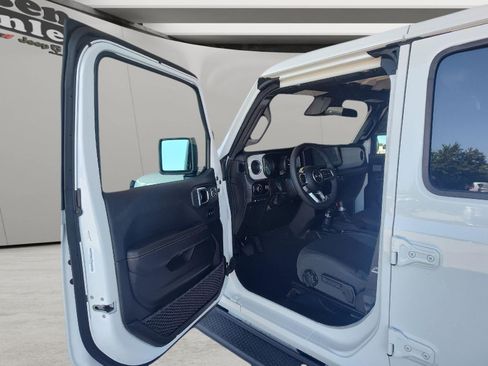 Used 2025 Jeep Wrangler Unlimited Sahara AWD/4WD image 9