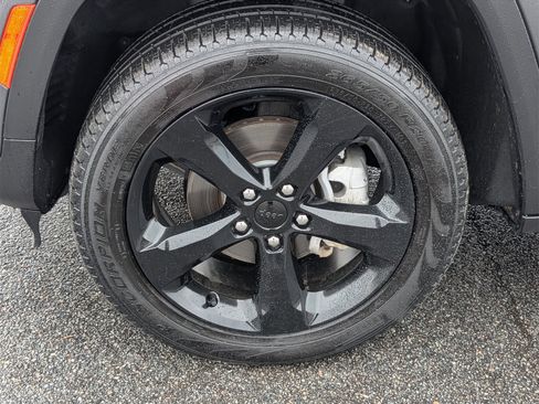 Used 2023 Jeep Grand Cherokee Limited w/ Black Appearance Package image 12