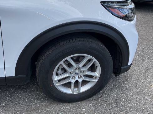 Used 2025 Ford Explorer Active AWD/4WD image 18