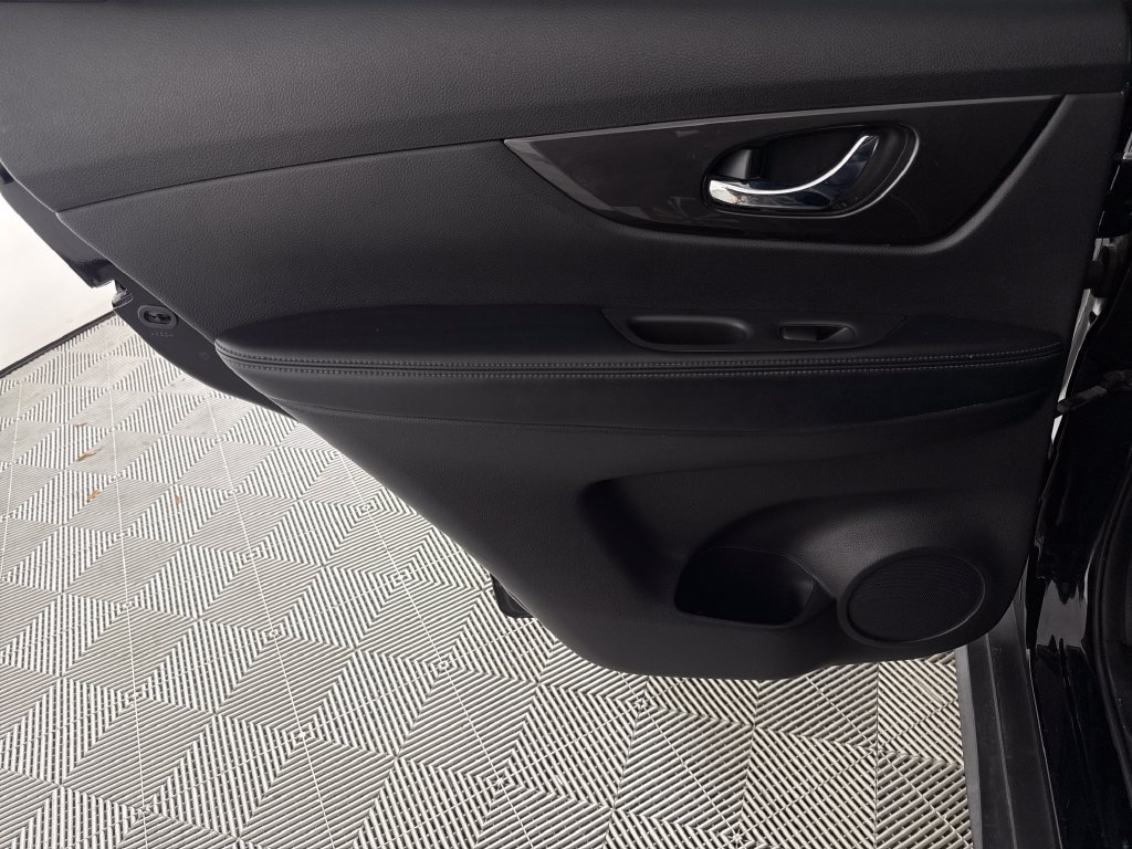 Used 2019 Nissan Rogue SV w/ Premium Package FWD image 12