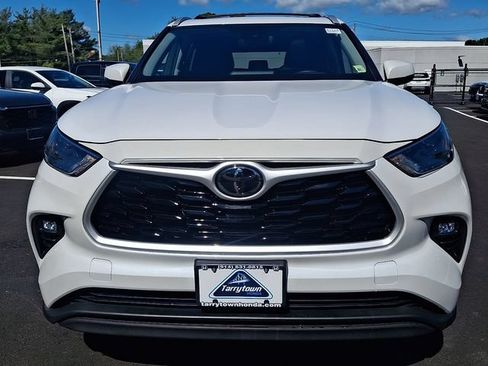 Used 2023 Toyota Highlander XLE AWD/4WD image 2