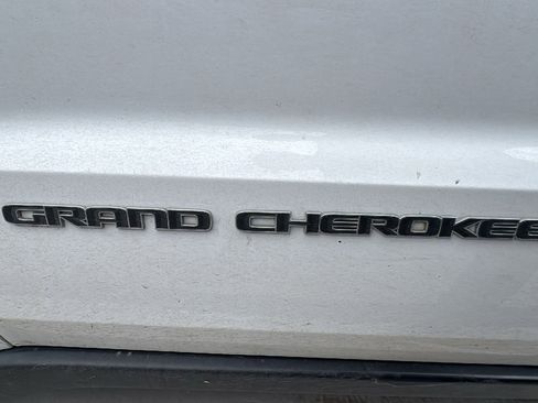 Used 2018 Jeep Grand Cherokee Laredo image 16