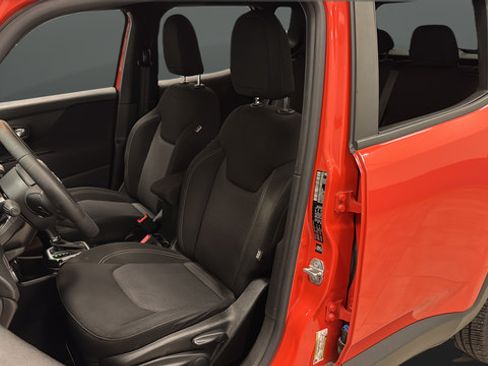 Used 2021 Jeep Renegade Latitude AWD/4WD image 9