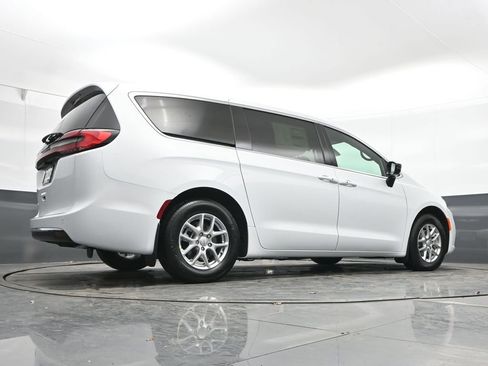 New 2026 Chrysler Pacifica Select FWD image 38