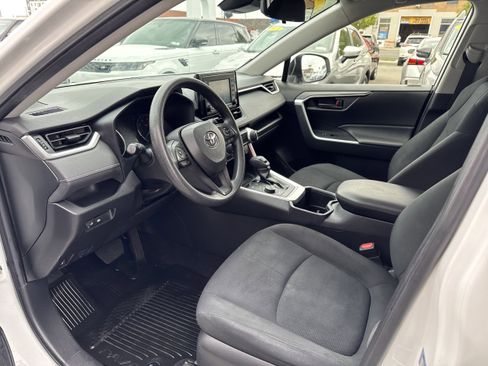 Used 2022 Toyota RAV4 LE AWD/4WD image 2