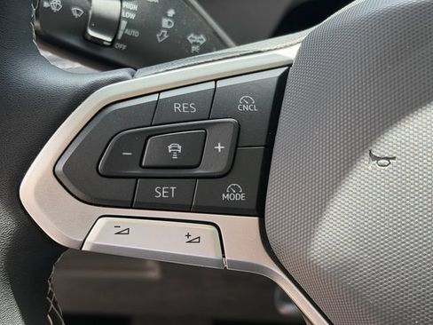 Used 2025 Volkswagen Tiguan SE w/ Panoramic Sunroof Package AWD/4WD image 28