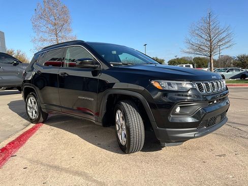 Used 2025 Jeep Compass Latitude image 4