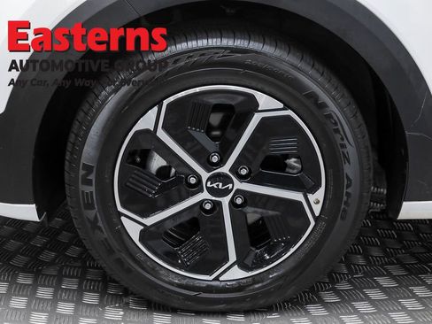 Used 2023 Kia Niro EX image 29