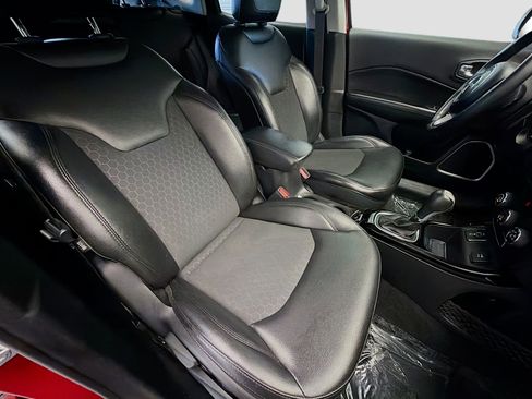 Used 2018 Jeep Compass Latitude FWD image 13