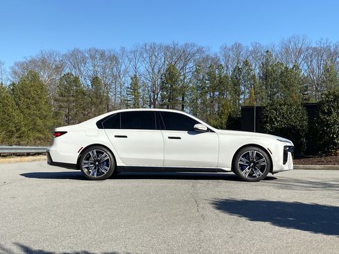 Used 2025 BMW 740i w/ Premium Package image 5