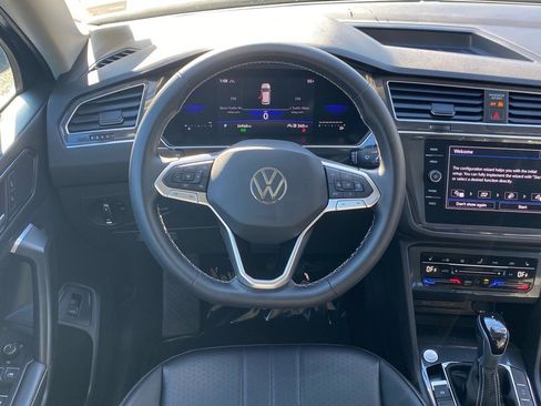 Certified 2022 Volkswagen Tiguan SE w/ Panoramic Sunroof Package image 5
